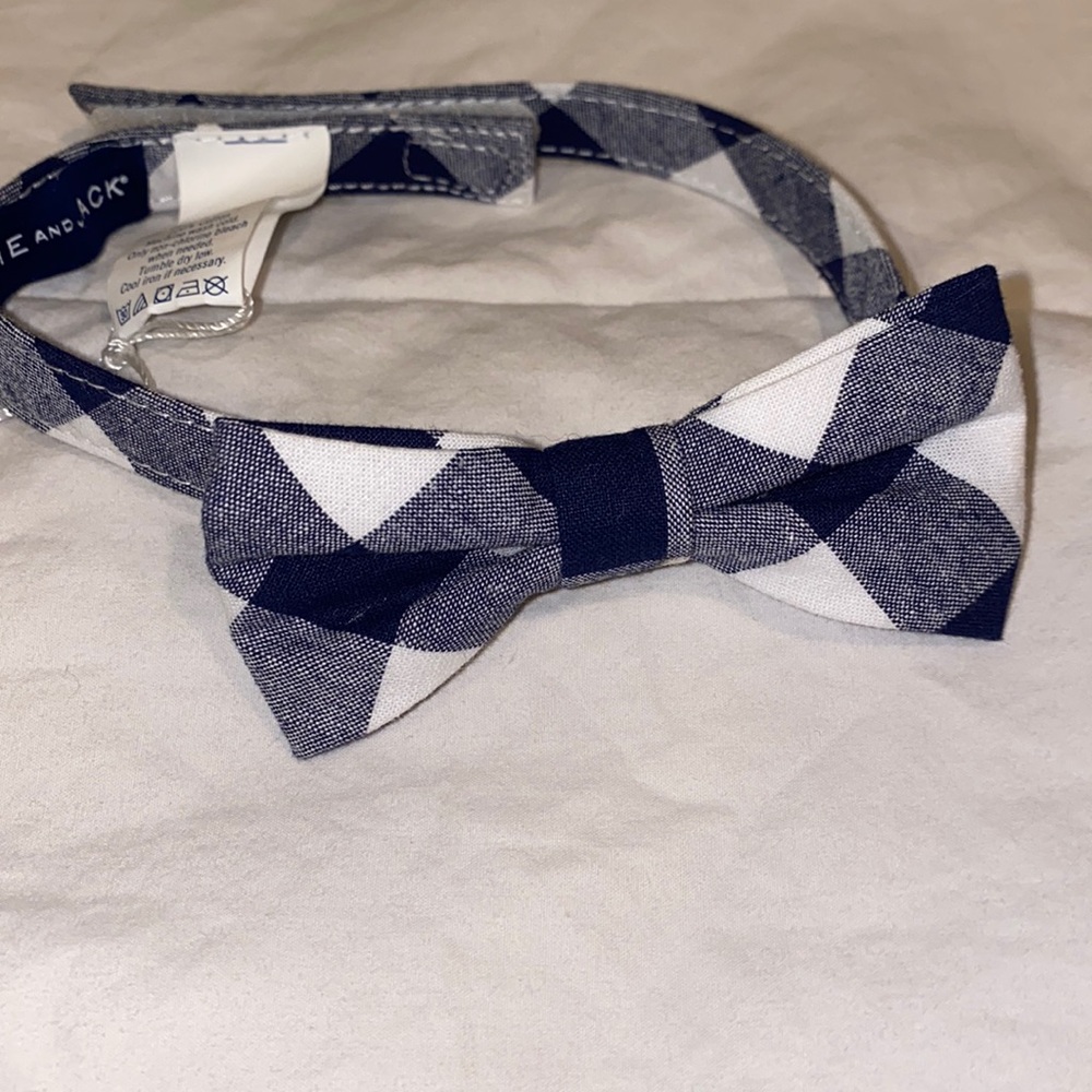 New Infant Boys, Janie and Jack bow tie with Velcro closure NWT